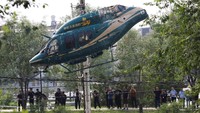 Empat orang berada di dalam helikopter milik Reignwood Star Aviation. Kini, helikopter telah diangkat dengan alat berat (Foto: Dok. REUTERS/Thomas Peter)