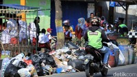 Sampah beragam jenis menumpuk di sepanjang Jalan Raya Lingkar Luar Soreang, Kabupaten Bandung, Senin (30/7/2018).