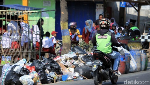 Sampah Menumpuk di Kabupaten Bandung Sambut Asian Games 2018