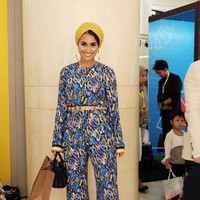 Sisi Bolatini, blogger asal Belanda ini dikenal dengan gaya turbannya yang variatif. Ia hadir di JMFW 2018 hari kedua dengan busana bernuansa biru dan turban kuning yang nyentrik. Foto: Silmia Putri/Wolipop