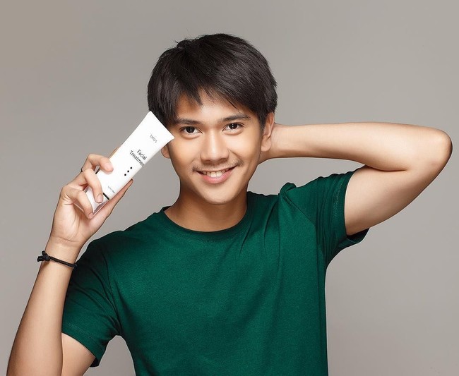 Pemotretan dengan Aldi Photography dan makeup artist Ryan Ogilvy itu pun dilakukan untuk iklan Ertos Skin Care. Dalam foto resmi untuk iklan, Iqbaal tampak berpose manis sambil memamerkan produk. Foto: Instagram @aldiphoto