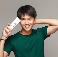 Pemotretan dengan Aldi Photography dan makeup artist Ryan Ogilvy itu pun dilakukan untuk iklan Ertos Skin Care. Dalam foto resmi untuk iklan, Iqbaal tampak berpose manis sambil memamerkan produk. Foto: Instagram @aldiphoto