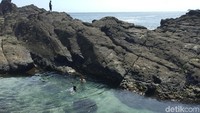 Di Pantai Wediombo yang terletak di Desa Jepitu ini, wisatawan bisa berenang di kolam gugusan batu karang. Tapi waspada bila ombak sedang pasang.  