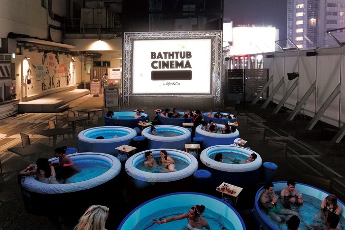Berendam Sambil Nonton Bioskop, Mau?
