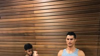 Sambil mengasuh adik, Ronaldo Jr memperhatikan bagaimana ayahnya olahraga. (Foto: Instagram/cristiano)
