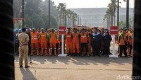 Apel tersebut diikuti sekitar seribu lebih petugas PPSU, SDA, dan petugas lainnya yang dikerahkan untuk mensukseskan pelaksanaan Asian Games 2018 di Jakarta ini.