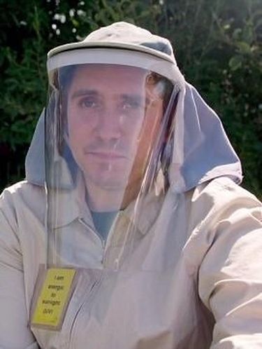 Alergi Matahari, Pria Ini Pakai Topeng Replika Wajahnya Sendiri