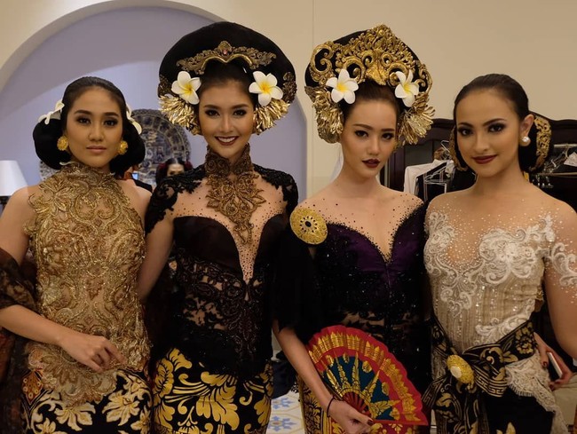 Penampilan para juara Puteri Indonesia dari beda angkatan mewarnai fashion show Anne Aventie bertajuk Cinta Putih di Bali, Minggu (29/7/2018). Dalam balutan kebaya bersiluet gaun nan dramatis, mereka suskes mencuri perhatian. (Foto: Instagram/Puteri Indonesia)