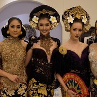 Penampilan para juara Puteri Indonesia dari beda angkatan mewarnai fashion show Anne Aventie bertajuk Cinta Putih di Bali, Minggu (29/7/2018). Dalam balutan kebaya bersiluet gaun nan dramatis, mereka suskes mencuri perhatian. (Foto: Instagram/Puteri Indonesia)