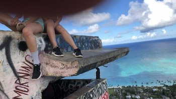 Wajahnya ketutupan jari. (Foto: Brightside)