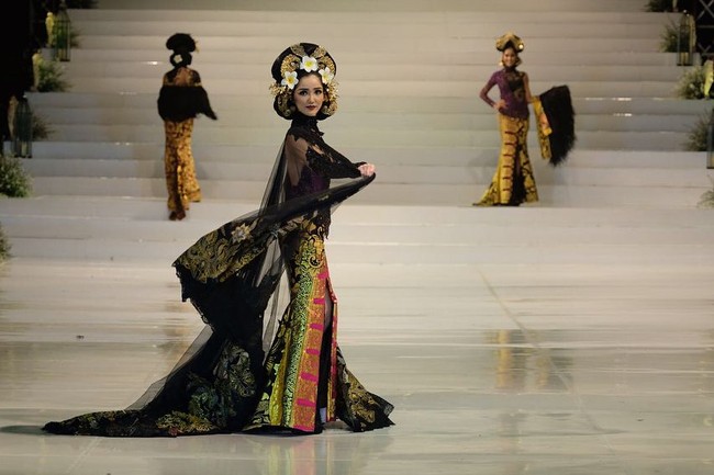 Puteri Indonesia 2018 Sonia Fergina saat beraksi di panggung catwalk Cinta Putih yang dibangun di atas danau hotel Rumah Luwih. (Foto: Instagram/Puteri Indonesia)