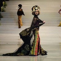 Puteri Indonesia 2018 Sonia Fergina saat beraksi di panggung catwalk Cinta Putih yang dibangun di atas danau hotel Rumah Luwih. (Foto: Instagram/Puteri Indonesia)