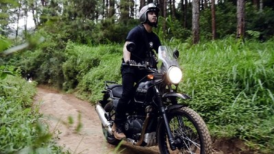 Foto: Aksi Derby Romero Touring Motor Menerabas Bromo