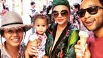 Begini Serunya Momen Makan Ayam Goreng Hingga Gelato Penyanyi John Legend