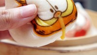 Bahkan si kucing menggemaskan ini juga dibentuk menjadi bakpao isi telur asin. Kalau dipencet lihat tuh seperti keluar cairan dari hidungnya. Foto: Instagram @openrice_hk