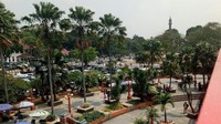 Penampakan taman di depan Benteng Kuto Besa. Taman itu ada di bawah jembatan.