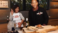 Bersama dengan temannya, pemilik nama asli John Stephens ini terlihat sedang menikmati roti yang dipadu dengan saus salsa. Tampak juga ada sebotol minuman sebagai pelengkapnya. Foto: Instagram @johnlegend