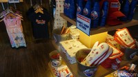Mulai dari anak-anak hingga dewasa pun bisa membeli pernak-pernik di sini (Shinta/detikTravel)