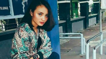 Revina VT merupakan selebgram yang suka mengutarakan apa yang ia pikirkan, melalui video di Instagram pribadinya. Bukan hanya permasalahan yang sedang viral di media sosial, sering kali ujarannya pun mengandung sindiran. Foto: Instagram