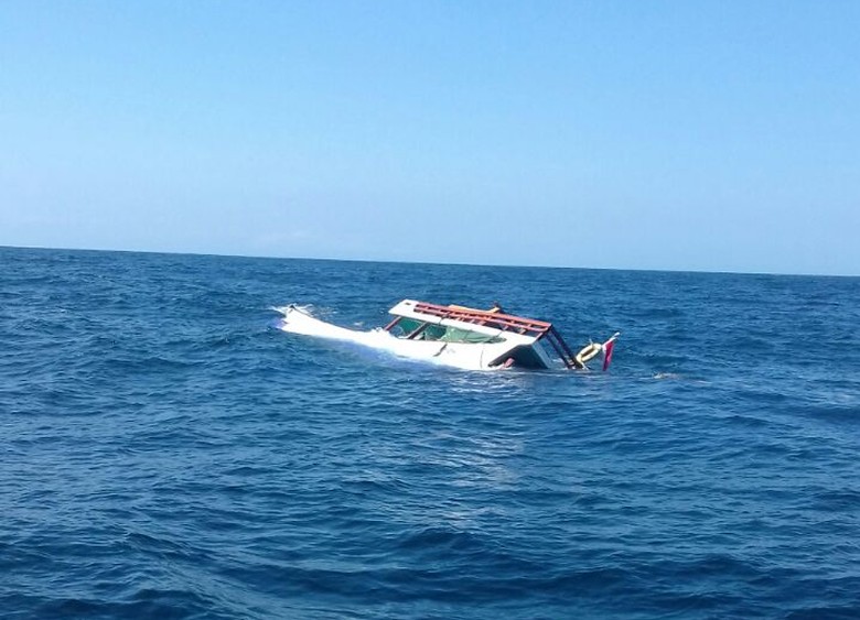 Kapal Terbalik di Perairan Bima NTB, 2 Orang Tewas dan 3 Hilang Kapal Terbalik di Perairan Bima NTB, 2 Orang Tewas dan 3 Hilang