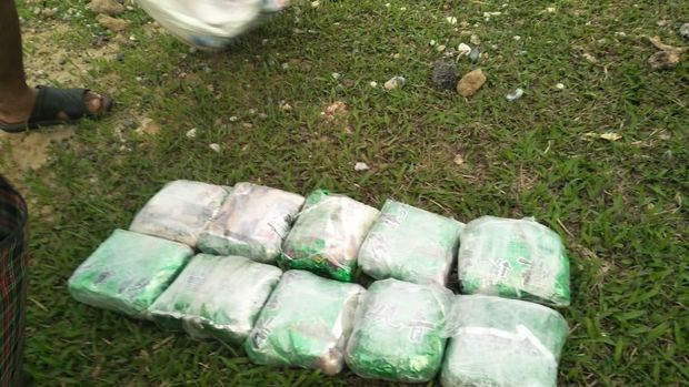 Barang bukti 10 bungkus besar berisi sabu.