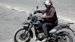 Foto: Aksi Derby Romero Touring Motor Menerabas Bromo