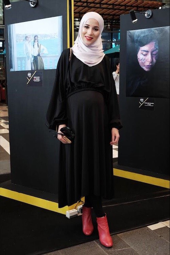 Hasna, selebgram yang memiliki lebih dari 40 ribu followers ini tampil cantik dengan dress berwarna hitam. Ibu hamil ini memakai boots warna merah yang membuat tampilannya modis. Foto: Silmia Putri/Wolipop