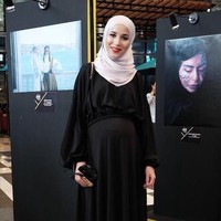 Hasna, selebgram yang memiliki lebih dari 40 ribu followers ini tampil cantik dengan dress berwarna hitam. Ibu hamil ini memakai boots warna merah yang membuat tampilannya modis. Foto: Silmia Putri/Wolipop