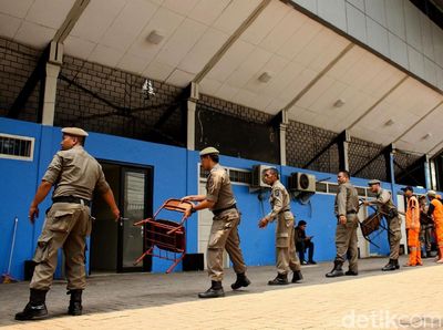 Bersih-bersih Gor Bulungan Jelang Asian Games