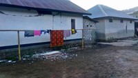 Gempa 6,4 SR di NTB menyebabkan ratusan rumah warga rusak. Korban jiwa akibat gempa juga terus bertambah. Sejauh ini 17 orang warga dilaporkan meninggal dunia. Santri Dpi/Reuters.