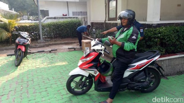Drop off driver ojol di Balai Kota / 