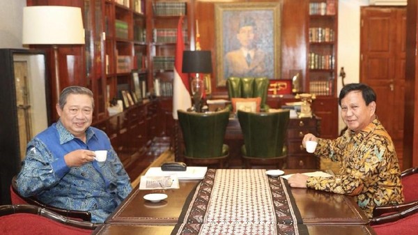 Gaya SBY Nikmati Kopi Hambalang Suguhan Prabowo