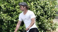 Berusia 54 tahun kini, Brad Pitt masih terlihat sangat prima. Menjadi salah satu pria terseksi di dunia, ia fokus olahraga membangun otot dan rutin latihan kardio. Ia juga mengimbangi dengan diet kaya nutrisi serta perbanyak minum. (Foto: Instagram/bradlovepitt)