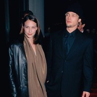 Tatapan yang fierce ketika Brad Pitt mengencani Claire Forlani. Foto: Ist.