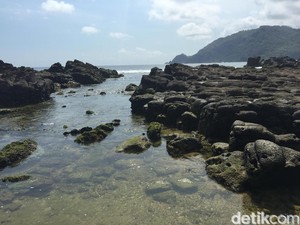 Pesona Pantai Wediombo Yogyakarta yang Terbentuk Dari Kawah Gunung Api