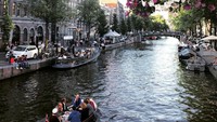 Kala berkunjung ke Amsterdam, Belanda tak lupa Dellie memotret kanalnya yang indah (delliedinda/Instagram)