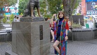 Akhirnya ada juga pose bener Chika Jessica saat bersama patung Hachiko. Foto: Dok. Instagram/chikajessica88