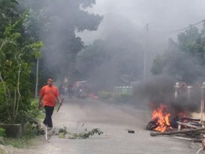 Bentrok di Jambi, Banyak Motor Dibakar di Jalanan