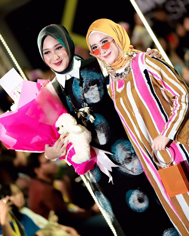 Pada hari Minggu (29/07/2018), Ryana tampil menjadi muse pada pagelaran busana Dian Pelangi di Jakarta Modest Fashion Week (JMFW) 2018.  Foto: Instagram/Ryana_dea