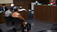 Irvanto Hendra Pambudi Cahyo (kiri) dan Made Oka Masagung (kanan) mendengarkan dakwaan.