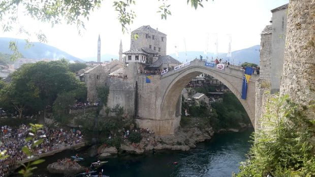 traditional diving competition A man jumps from the Old Bridge during the 452nd traditional diving competition in Mostar, Bosnia and Herzegovina, July 29, 2018. REUTERS/Dado Ruvic
