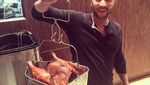 Begini Serunya Momen Makan Ayam Goreng Hingga Gelato Penyanyi John Legend