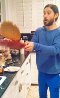 Waduh! Jared Leto Nyaris Terbakar Tangannya Saat Bikin Popcorn