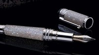 Fulgor Nocturnus oleh Tibaldi. Alat tulis cantik ini dipenuhi dengan 945 berlian hitam dengan 123 rubi di sekeliling lingkaran. Fulgor Nocturnus hanya dibuat dan dijual pada lelang amal di Shanghai seharga US$ 8 juta atau setara Rp 116 miliar. Supermoney.com/Istimewa.
