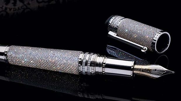 Harga tak selalu berbanding lurus dengan ukuran. Buktinya adalah deretan ball pen alias pulpen ini yang meski berukuran kecil, namun harganya selangit setara mobil mewah.