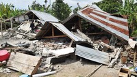 Meskipun hingga saat ini warga masih tinggal di tempat pengungsian, beberapa warga kembali ke reruntuhan rumah mereka untuk mencari barang-barang berharga yang belum sempat diselamatkan saat kejadian. Antara Foto/Akbar Nugroho Gumay.