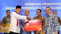 Wakil Gubernur DKI Jakarta, Sandiaga Uno bersama Direktur Utama Bank DKI, Kresno Sediarsi dan Pemimpin Bank Indonesia Regional DKI Jakarta, Sutrisno serta Direktur Keuangan & Administrasi MRT, Tuhiyat menunjukkan simbolis kartu ATM GPN (Gerbang Pembayaran Nasional) Bank DKI pada acara sosialisasi Gerbang Pembayaran Nasional di Jakarta. Foto: dok. Bank DKI