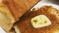 YY Cafe Dian Singapura bikin roti sendiri buat kaya toast. Tebal dan empuk. Puas menyantaonya. Foto : Instagram @fuzzysaurus.love