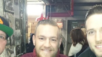 Ketika lagi ada kesempatan foto sama artis Conor Mcgregor kemudian minta tolong fotoin. Hasilnya? Ya gini deh. (Foto: Brightside)