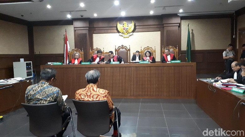 Ponakan-Orang Dekat Setya Novanto Didakwa Jadi Perantara Duit e-KTP Ponakan-Orang Dekat Setya Novanto Didakwa Jadi Perantara Duit e-KTP
